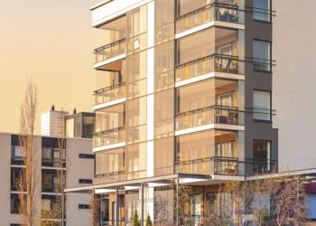 Asuinkerrostalo kuvattuna auringon laskun aikaan