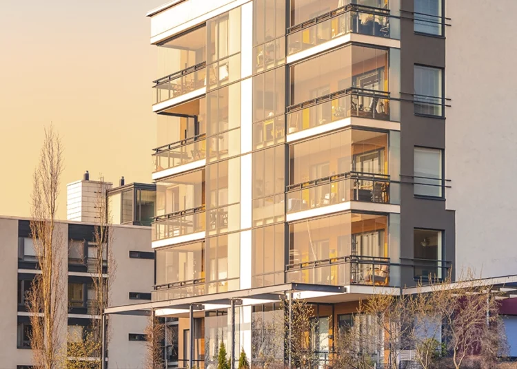 Asuinkerrostalo kuvattuna auringon laskun aikaan