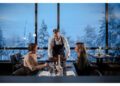 Kuva Lapland Hotels Sky Ounasvaaran ravintolasta, missä on pariskunta syömässä ja tarjoilija
