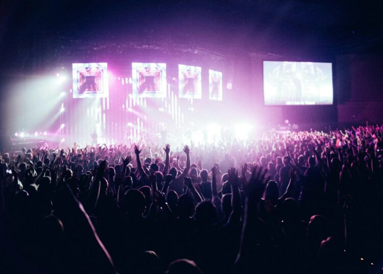 Kuva festivaaleista, missä on paljon yleisöä